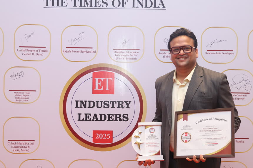 Rohit Agarwal receiving the ET Industry Leaders 2025 award